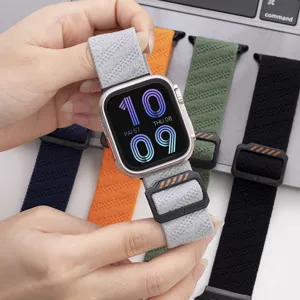 Primer plano de los detalles de la correa de reloj de nylon tejida con hebilla.