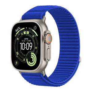 Vista dettagliata del cinturino in nylon blu intrecciato con cassa smartwatch per Apple Watch.