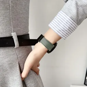 Vista dettagliata del cinturino per orologio in pelle con motivo litchi verde.