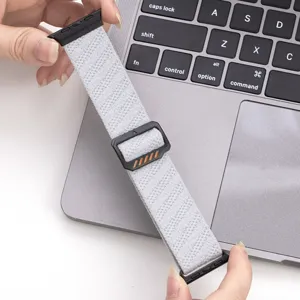Correa de reloj de nailon tejido gris, vista detallada con hebilla metálica duradera.