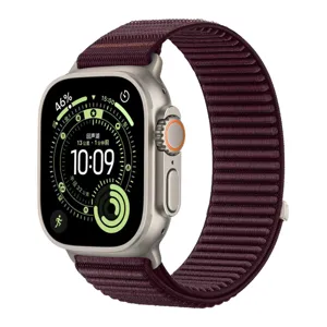 Vista dettagliata del cinturino per orologio in tessuto di nylon rosso scuro Apple.