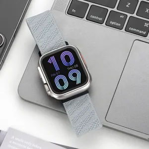 Correa de reloj de nailon gris tejida, vista detallada con bucle texturizado y hebilla.