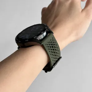 Cinturino di ricambio in silicone con fori traspiranti per smartwatch, morbido e comodo.