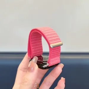 Comodo cinturino di ricambio in nylon rosa compatibile con smartwatch Apple Watch.
