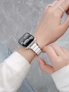 Cinturino per orologio in ceramica e metallo per Apple Watch vista dettagliata con chiusura deployante