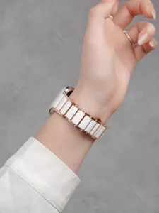 Cinturino Apple Watch in ceramica e metallo, compatibile iWatch, elegante design bianco.