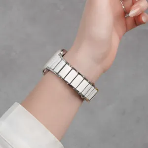 Cinturino di ricambio compatibile con Apple Watch, in ceramica bianca e metallo argentato.