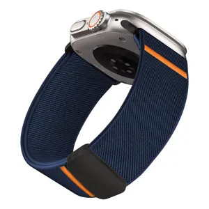 Elastische nylon horlogeband voor Apple Watch Ultra met een handig en veilig magnetisch ontwerp.