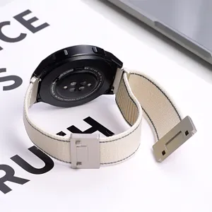 Vista dettagliata di smartwatch con cinturino in nylon intrecciato beige e chiusura magnetica.