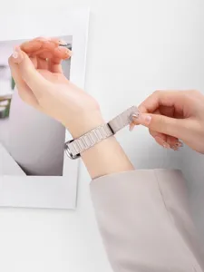 Cinturino per orologio magnetico in silicone dettaglio al polso, flessibile e comodo.