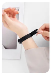 Vista dettagliata del cinturino magnetico in silicone nero al polso, flessibile e comodo.