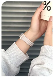 Correa de reloj de silicona magnética compatible con pulseras inteligentes, uso diario cómodo.