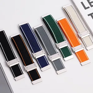 Vista dettagliata di cinturini per orologi in nylon intrecciato con fibbie magnetiche colorate.
