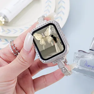 Vue de détail du bracelet de montre en métal argenté et strass pour Apple Watch, brillant.