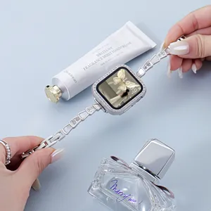 Bracelet de montre en métal strass compatible Apple Watch, maillons argentés élégants.