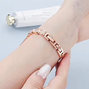 Bracelet de montre en métal or rose élégant et raffiné, compatible avec les montres connectées.