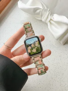 Primer plano detallado de la correa de reloj de resina y metal con textura exquisita.