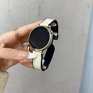 Κοντινή λεπτομέρεια smartwatch με στρογγυλή χρυσή κάσα και κομψό ανοιχτόχρωμο λουράκι.