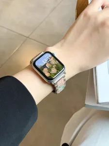 Correa de reloj de metal y resina compatible con Apple Watch, cierre desplegable elegante.