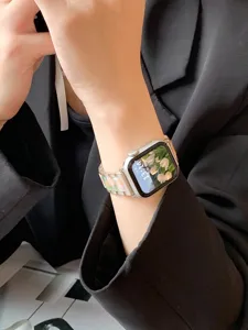 Correa de reloj de metal y resina para Apple Watch con cierre plegable, detalle de tres cuentas.
