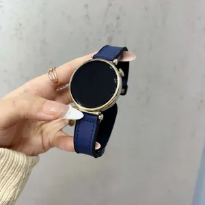 Λεπτομέρεια smartwatch με κομψό στρογγυλό μαύρο καντράν και μπλε δερμάτινο λουράκι.
