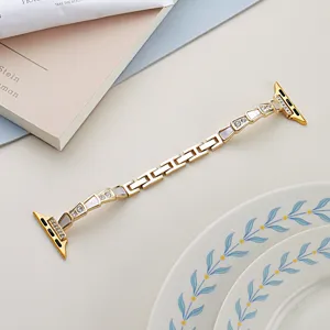 Vue détaillée du bracelet de montre en métal doré pour Apple Watch avec strass en forme d'éventail.