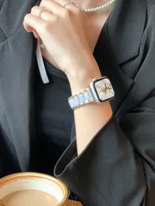 Detalle de la correa Apple Watch de metal y resina, diseño elegante de tres eslabones.