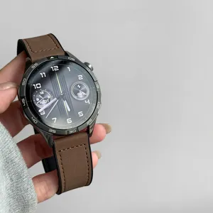 Ανταλλακτικό λουράκι smartwatch από καφέ δέρμα με κλασικό στρογγυλό ψηφιακό καντράν λεπτομέρεια