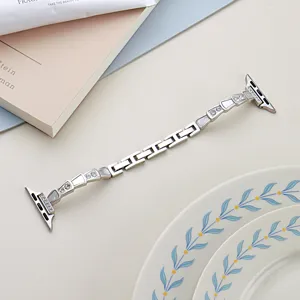 Gros plan du bracelet en métal avec maillons géométriques uniques et strass brillants et élégants.