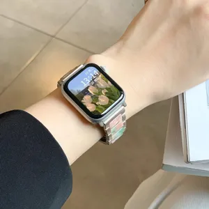 Correa de reloj de metal y resina compatible con Apple Watch, diseño elegante de hebilla.