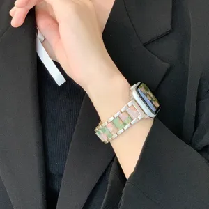 Elegante correa de repuesto de resina y metal de tres cuentas para Apple Watch.