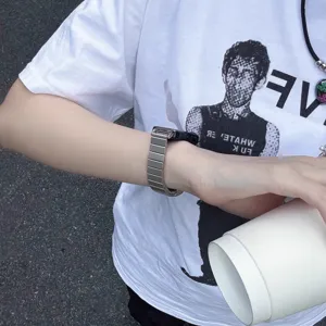 Cinturino di ricambio in metallo acciaio inox per smartwatch, design sottile, finitura argento.