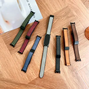 Detailaufnahme von bunten Silikon-Ersatzarmbändern mit praktischem magnetischem Verschluss.