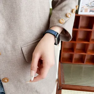 Dunkelblaue magnetische Lederuhrarmband fuer Smartband, stilvolles Ersatzaccessoire im Detail.