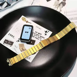 Vista dettagliata del cinturino in acciaio inossidabile dorato, design in metallo per smartband.