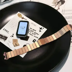 Cinturino di ricambio in acciaio inossidabile oro rosa per smartwatch, design fine.