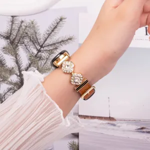 Vervangingsband voor Xiaomi Band, metalen strass en microvezel leer ontwerp voor vrouwen.