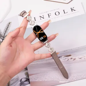 Close-up van een strass-metalen en kunstlederen bandje compatibel met Xiaomi Band 8/9.