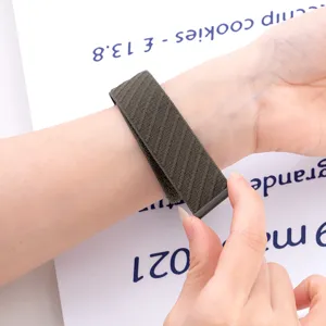 Nylon gewebtes Loop Uhrenarmband kompatibel mit Smartwatch, bequemes und atmungsaktives Design.