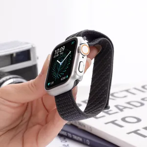 Nahaufnahme der Smartwatch mit atmungsaktivem Nylon-Gewebe-Schlaufenarmband und Silbergehäuse.