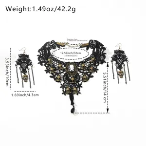 Gotische schwarze Spitzen-Choker-Halskette und Ohrringe Set mit antiken goldenen Totenköpfen.
