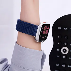 Vue détaillée du bracelet de montre en nylon tressé élastique bleu, confortable et élégant.