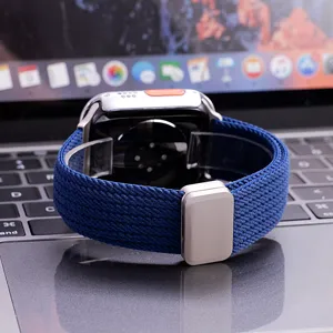 Vue détaillée du bracelet de montre en nylon tressé bleu doté d'une boucle magnétique métallique.