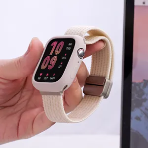 Gros plan détaillé du bracelet de montre en nylon tissé beige avec boucle magnétique et étui.