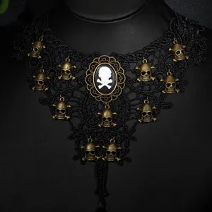 Gotische schwarze Spitzen-Choker-Halskette mit antiken Bronzetotenköpfen und filigranem Anhänger.