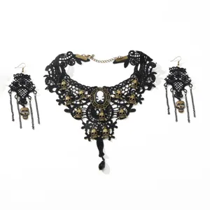 Gotisches schwarzes Spitzen-Choker- und Ohrring-Set mit Totenkopf-Charms im Vintage-Stil.