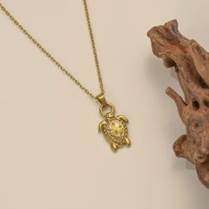 Goldener Edelstahl geprägter Meeresschildkröte Anhänger Halskette mit feiner Kette.