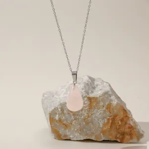 Roestvrijstalen ketting met natuurlijke roze kristallen druppelhanger elegante zilveren ketting