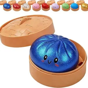 Λεπτομερές κοντινό πλάνο μπλε glitter dumpling squishy με μίνι κουτί ατμομάγειρα