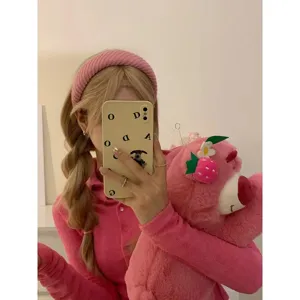 Gros plan sur les détails d'un bandeau en peluche tricoté rose pour l'automne hiver.